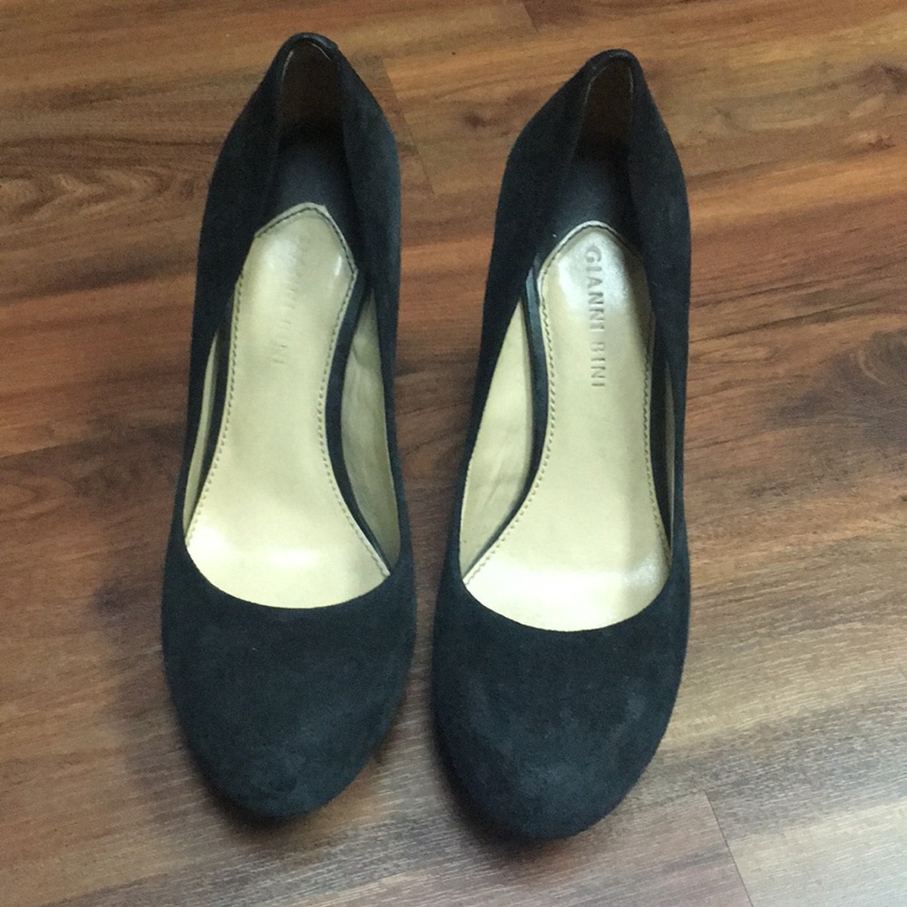 Gianni Bini black closed toe heels